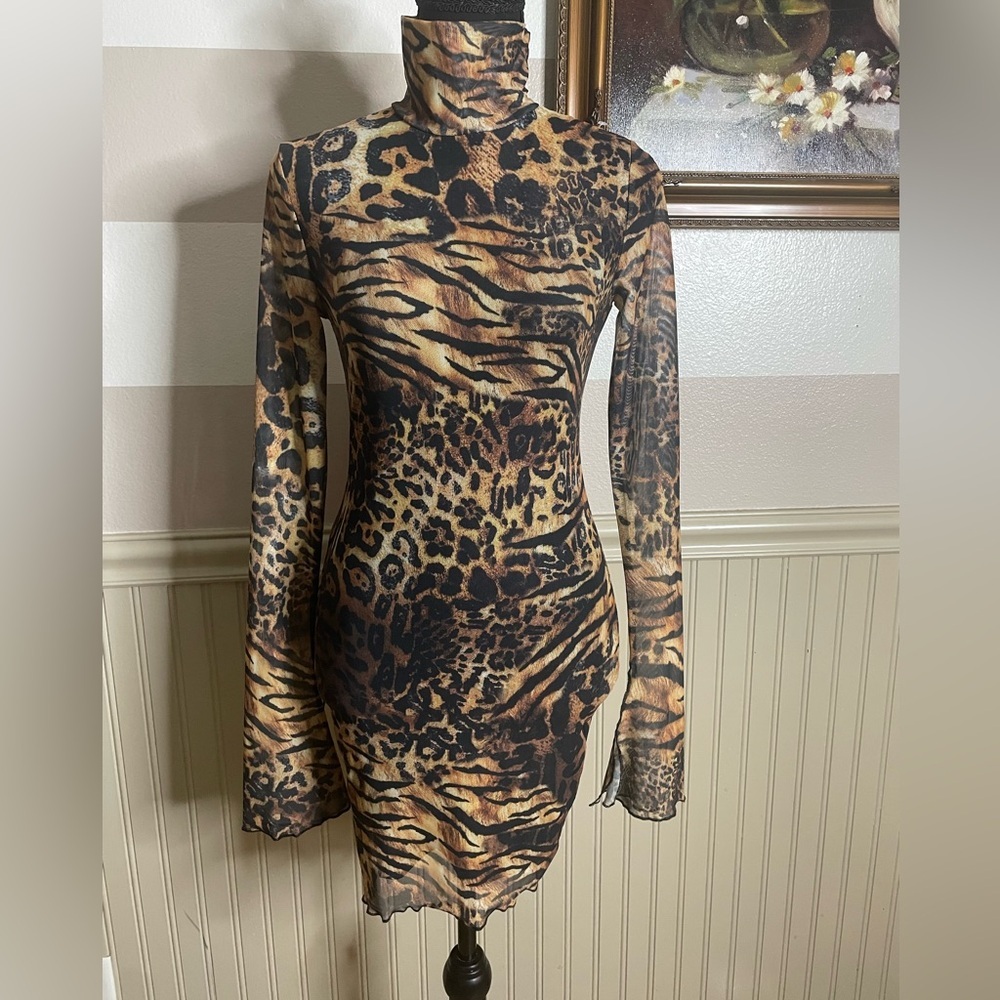 Animal Print Mesh Knitted
All Over Print Stand Collar long bell sleeves Sz Sm - Picture 2 of 14